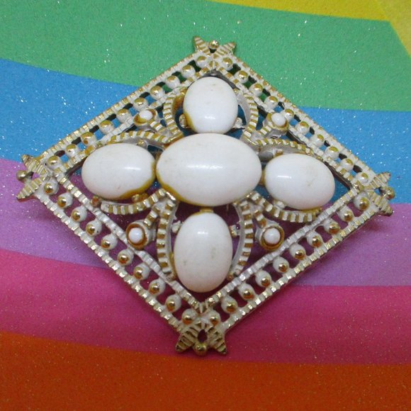 Vintage White Lucite Cabochon Enamel Gold Tone Metal Brooch White Lucite Enamel - Picture 1 of 12